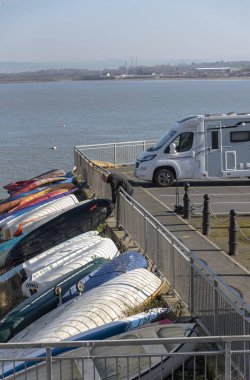 Appledore, Kuzey devon, İngiltere, İngiltere'de. Şubat 2019. Tekneler ve eğlence araçları Quay ile nehir Torridge Haliç zemin üzerinde otopark.