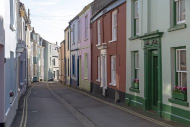 Appledore, Kuzey devon, İngiltere, İngiltere'de. Şubat 2019. Popüler sahil Devonshire kasabanın kışın teraslı evler çok dar sokak