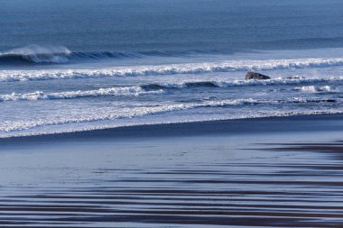 Widemouth Bay, Cornwall, İngiltere, İngiltere'de. Şubat 2019. Widemouth Bay, Bude, Kuzey Cornwall düşük tide denizde bir fon ile yakın.