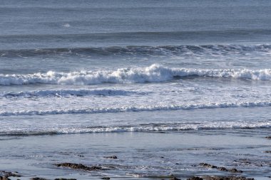 Widemouth Bay, Cornwall, İngiltere, İngiltere'de. Şubat 2019. Widemouth Bay, Bude, Kuzey Cornwall düşük tide denizde bir fon ile yakın.
