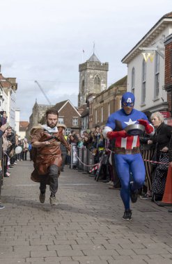 Salisbury, Wiltshire, İngiltere'de. 5 Mart 2019. High Street, Salisbury üzerinde yıllık gözleme yarışta rekabet yarışmacılar. Olay St Thomas'ın Kilisesi tarafından düzenlenen ve Trussell güven. 