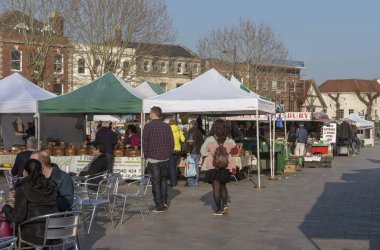 Salisbury, Wiltshire, İngiltere, İngiltere'de. Mart 2019. Stand ve müşteriler Pazar günü şehir merkezi pazar yeri