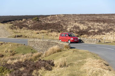 Exmoor Milli Parkı, Somerset, İngiltere, İngiltere'de. Mart 2019. Exmoor köprüde bir taş üzerinde geçen bir turist araba yapımı.
