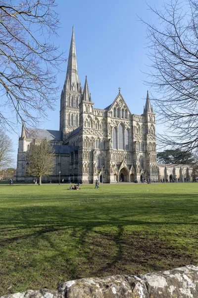 索尔兹伯里 威尔特郡 英格兰 2019年2月 索尔兹伯里大教堂和从西行可以看到的场地 — 图库照片