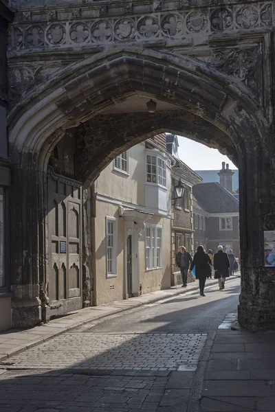Salisbury Wiltshire England March 2019 Visitors Passing North Gate City — Stock Photo, Image