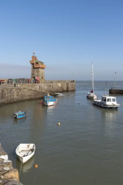 Lynmouth, Kuzey Devon, İngiltere, İngiltere'de. Mart 2019. Lynmouth pier tarihi üstünebir Kulesi ile Batı Lyn Nehri üzerinde 