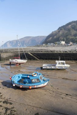 Lynmouth, Kuzey Devon, İngiltere, İngiltere'de. Mart 2019. Lynmouth iskele ve düşük Batı Lyn nehir üzerinde küçük tekneler Bristol kanalı buluştuğu gelgit.