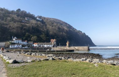 Lynmouth, Kuzey Devon, İngiltere, İngiltere'de. Mart 2019. Lynmouth pier tarihi üstünebir Kulesi ile Batı Lyn Nehri üzerinde 