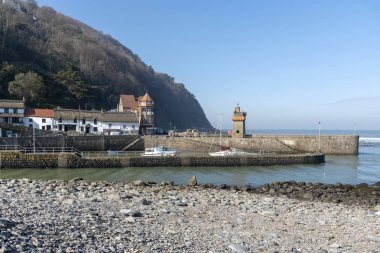 Lynmouth, Kuzey Devon, İngiltere, İngiltere'de. Mart 2019. Lynmouth pier tarihi üstünebir Kulesi ile Batı Lyn Nehri üzerinde 