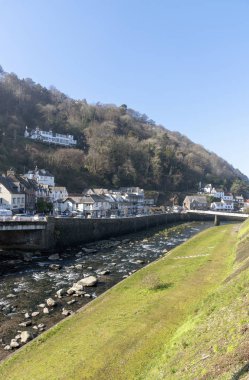 Lynmouth, Kuzey Devon, İngiltere, İngiltere'de. Mart 2019. Lynmouth ve Batı Lyn Bristol kanalı doğru akan nehir