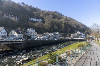 Lynmouth, Kuzey Devon, İngiltere, İngiltere'de. Mart 2019. Lynmouth ve Batı Lyn Bristol kanalı doğru akan nehir