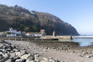 Lynmouth, Kuzey Devon, İngiltere, İngiltere'de. Mart 2019. Lynmouth pier tarihi üstünebir Kulesi ile Batı Lyn Nehri üzerinde 