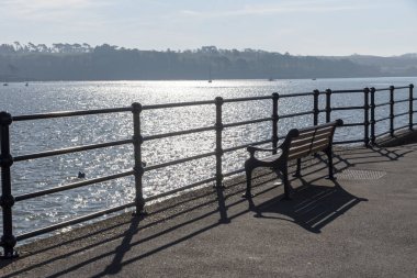Appledore, Kuzey Devon, İngiltere, Birleşik Krallık, 2019 Mart. Nehir Kerridge Instow doğru bakan Promenade koltuk