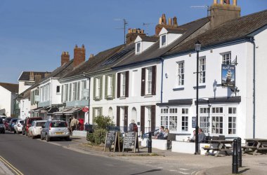 Instow, Kuzey Devon, İngiltere, İngiltere'de. Mart 2019. Waterfront Bar ve dışında oturan müşteriler.