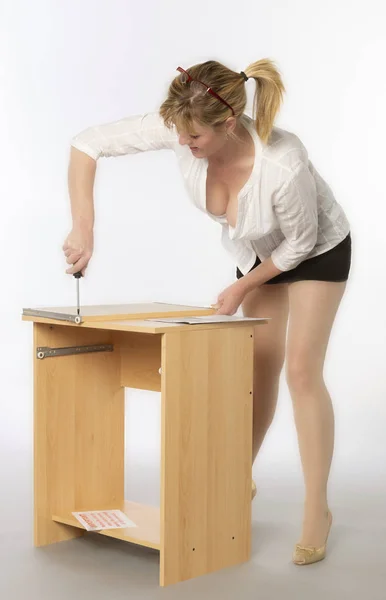 Woman Constructing Personal Computer Desk Flatpack Using Instructions Screwdriver — Stock Photo, Image