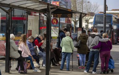 Salisbury, Wiltshire, İngiltere. Mart 2019, kapalı bir damla bir otobüse binmeye bekliyor ve yatılı yolcuları şehir merkezinde gelin..