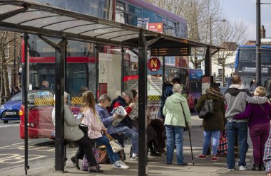 Salisbury, Wiltshire, İngiltere. Mart 2019, kapalı bir damla bir otobüse binmeye bekliyor ve yatılı yolcuları şehir merkezinde gelin..