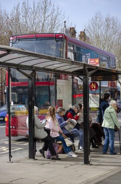 Salisbury, Wiltshire, İngiltere. Mart 2019, kapalı bir damla bir otobüse binmeye bekliyor ve yatılı yolcuları şehir merkezinde gelin..