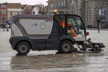 Salisbury, Wiltshire, İngiltere, İngiltere'de. Mart 2019. Bir mekanik sokak süpürme aracı operatif ve makine Market Square alan şehir merkezinin temizlik.