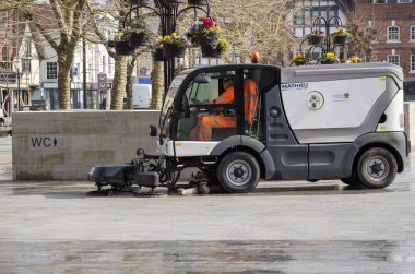 Salisbury, Wiltshire, İngiltere, İngiltere'de. Mart 2019. Bir mekanik sokak süpürme aracı operatif ve makine Market Square alan şehir merkezinin temizlik.
