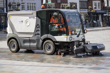 Salisbury, Wiltshire, İngiltere, İngiltere'de. Mart 2019. Bir mekanik sokak süpürme aracı operatif ve makine Market Square alan şehir merkezinin temizlik.