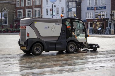 Salisbury, Wiltshire, İngiltere, İngiltere'de. Mart 2019. Bir mekanik sokak süpürme aracı operatif ve makine Market Square alan şehir merkezinin temizlik.