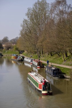 Kennet ve Avon Canal, Devizes, Wiltshire, Ingiltere, İngiltere 'de dar tekneler. 30 Mart 2019. Güneşli bir bahar günü zevk dar tekneler ve sahipleri. Resim: Peter Titmuss/Alamy News Live