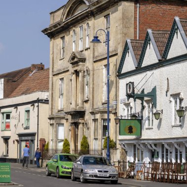 Devizes, Wiltshire, Ingiltere, İngiltere. Mart 2019. Bir pazar kasabasında Devizes yüksek ve uzun sokaklar arasında antika shps.