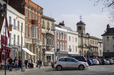 Devizes, Wiltshire, Ingiltere, İngiltere. Mart 2019. Bir pazar kasabasında Devizes Pazar Meydanı 'nda iş binaları.