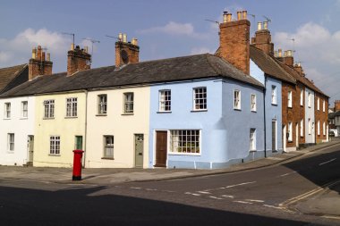 Devizes, Wiltshire, Ingiltere, İngiltere. Mart 2019. Şehir merkezindeki Long Street 'te renkli evler.