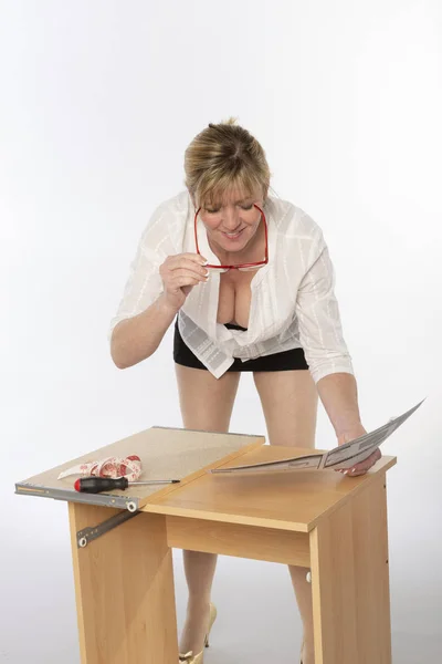 Woman Constructing Personal Computer Desk Flatpack Using Instructions Screwdriver — Stock Photo, Image