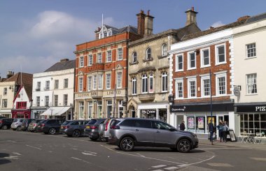 Devizes, Wiltshire, İngiltere, İngiltere'de. Mart 2019. Mağaza ve Market Square iş yerinde