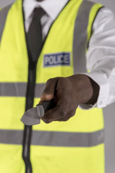 ソールズベリー ウィルトシャー イギリス 2019 Siezed 包丁を持っている警察官 — ストック写真