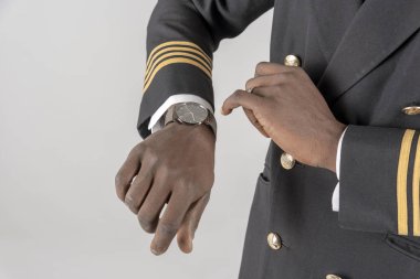  Havayolu pilotu saat onun kol saati kontrol.