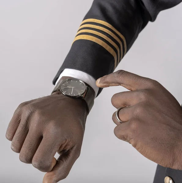 Piloto Aerolínea Comprobando Tiempo Reloj Pulsera — Foto de Stock