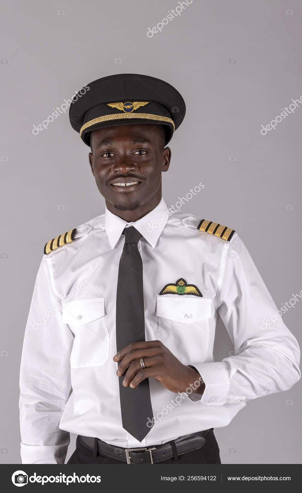 Harden Ja Tilpasning Portrait Young Airline Pilot Wearing Captain's Uniform Stock Photo by  ©petertt 256594122