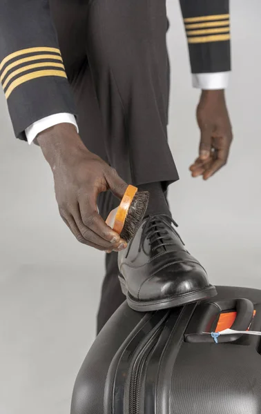 Piloto Aerolínea Cepillando Sus Zapatos Uniformes Negros — Foto de Stock