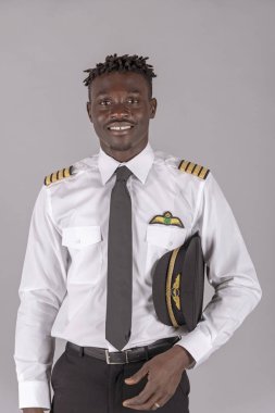   Afrikalı bir çocuk saç modeli ile genç bir havayolu pilotu.