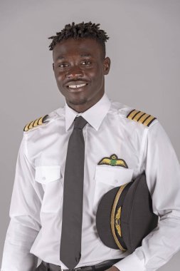   Afrikalı bir çocuk saç modeli ile genç bir havayolu pilotu.