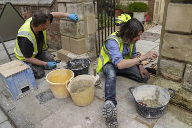 Salisbury, Wiltshire, İngiltere, İngiltere. Taş duvar ustaları bir ağ geçidi üzerinde çalışan, taş yerine ve harç tamir.