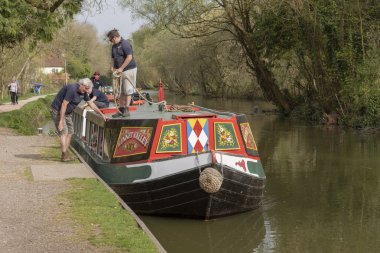 Kintbury, Berkshire, İngiltere, İngiltere. Berkshire Kennet ve Avon Kanalı yolcu kanalı gezileri için kullanılan bir narroboat.