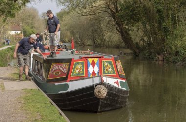 Kintbury, Berkshire, İngiltere, İngiltere. Berkshire Kennet ve Avon Kanalı yolcu kanalı gezileri için kullanılan bir narroboat.