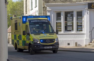 Shaftesbury, Dorset, İngiltere. Nisan 2019. Dorset Shaftesbury geçen mavi emergercy ışıkları ile bir ambulans, İngiltere, İngiltere.
