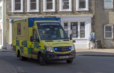Shaftesbury, Dorset, İngiltere. Nisan 2019. Dorset Shaftesbury geçen mavi emergercy ışıkları ile bir ambulans, İngiltere, İngiltere.