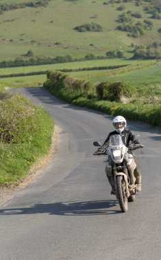 Dorset, İngiltere, İngiltere, Nisan 2019. Motosikletçi Dorset kırsal, İngiltere ile seyahat kir ve toz kaplı bisiklet ile bir off road gezisinden dönen