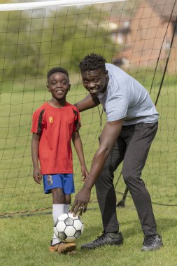 Hampshire, İngiltere. Nisan 2019. Genç futbolcu futbol sahasında çalıştırılıyor.