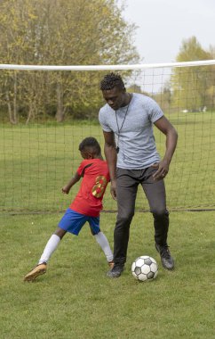 Hampshire, İngiltere. Nisan 2019. Genç futbolcu futbol sahasında çalıştırılıyor.