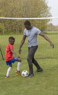 Hampshire, İngiltere. Nisan 2019. Genç futbolcu futbol sahasında çalıştırılıyor.