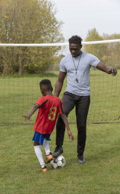 Hampshire, İngiltere. Nisan 2019. Genç futbolcu futbol sahasında çalıştırılıyor.