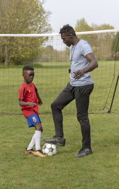 Hampshire, İngiltere. Nisan 2019. Genç futbolcu futbol sahasında çalıştırılıyor.